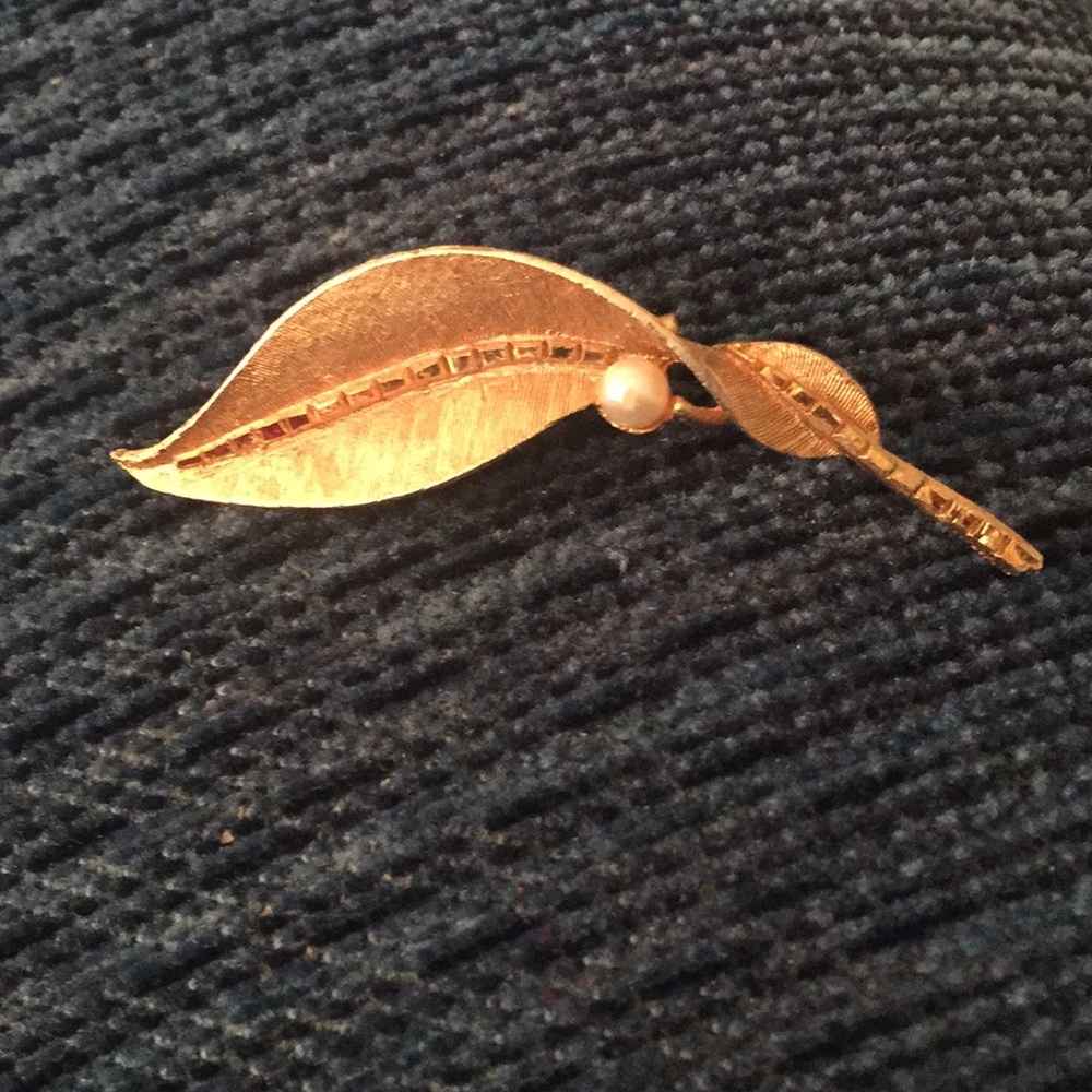 Vintage gold tone brooch